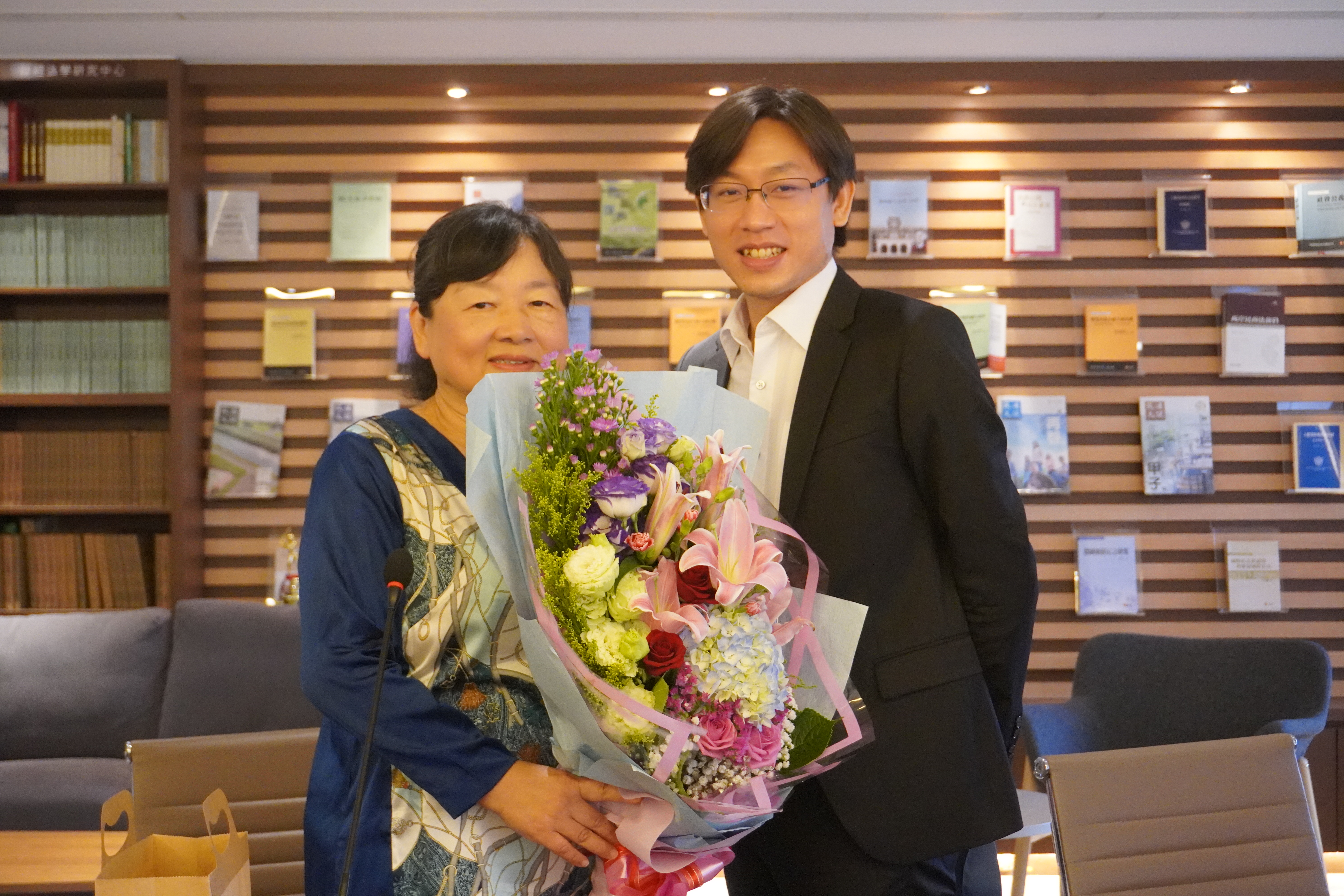 本院呂彥彬助理教授（右）代表指導學生獻花。