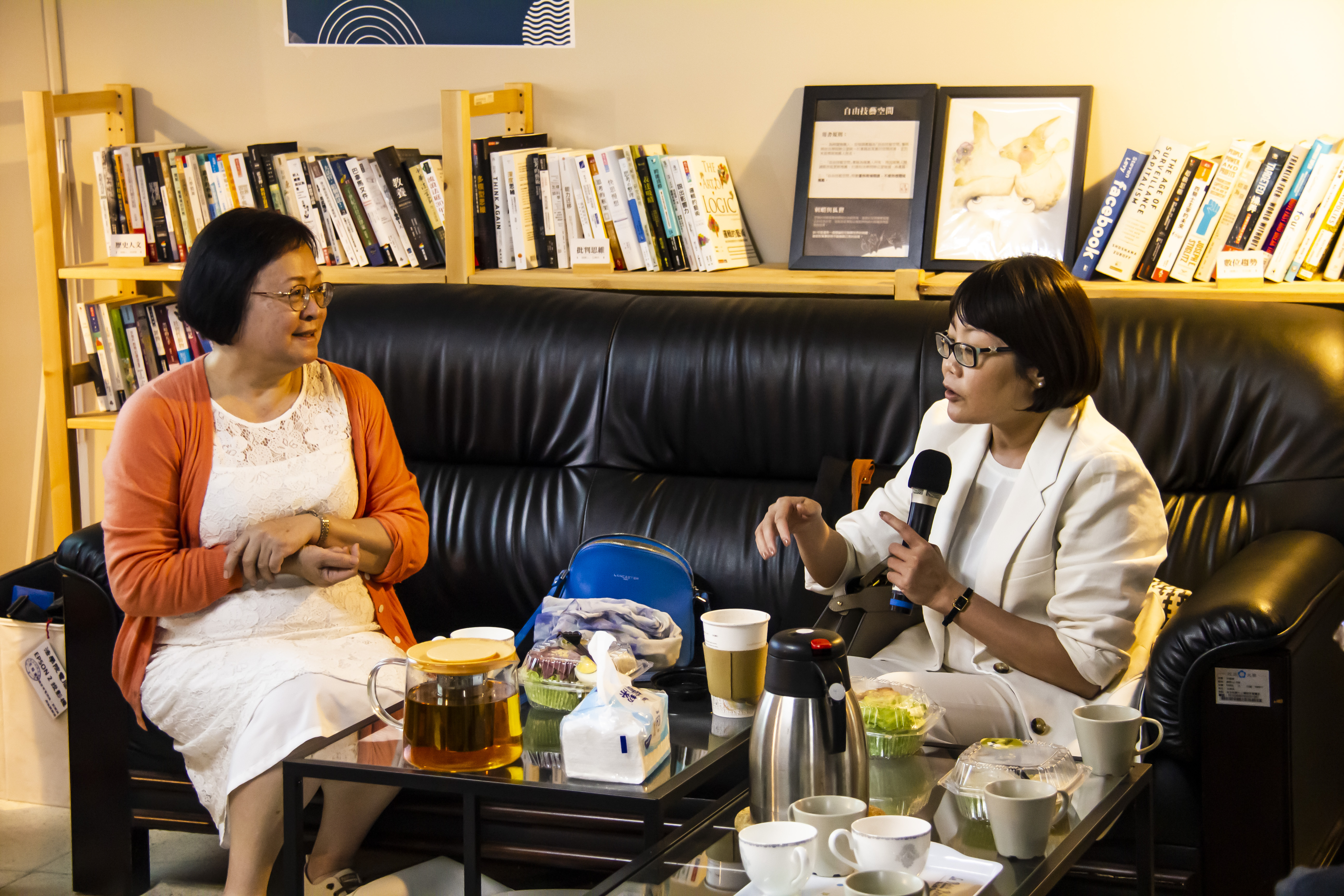陳惠馨教授（左）與朱德芳副院長（右）對談。