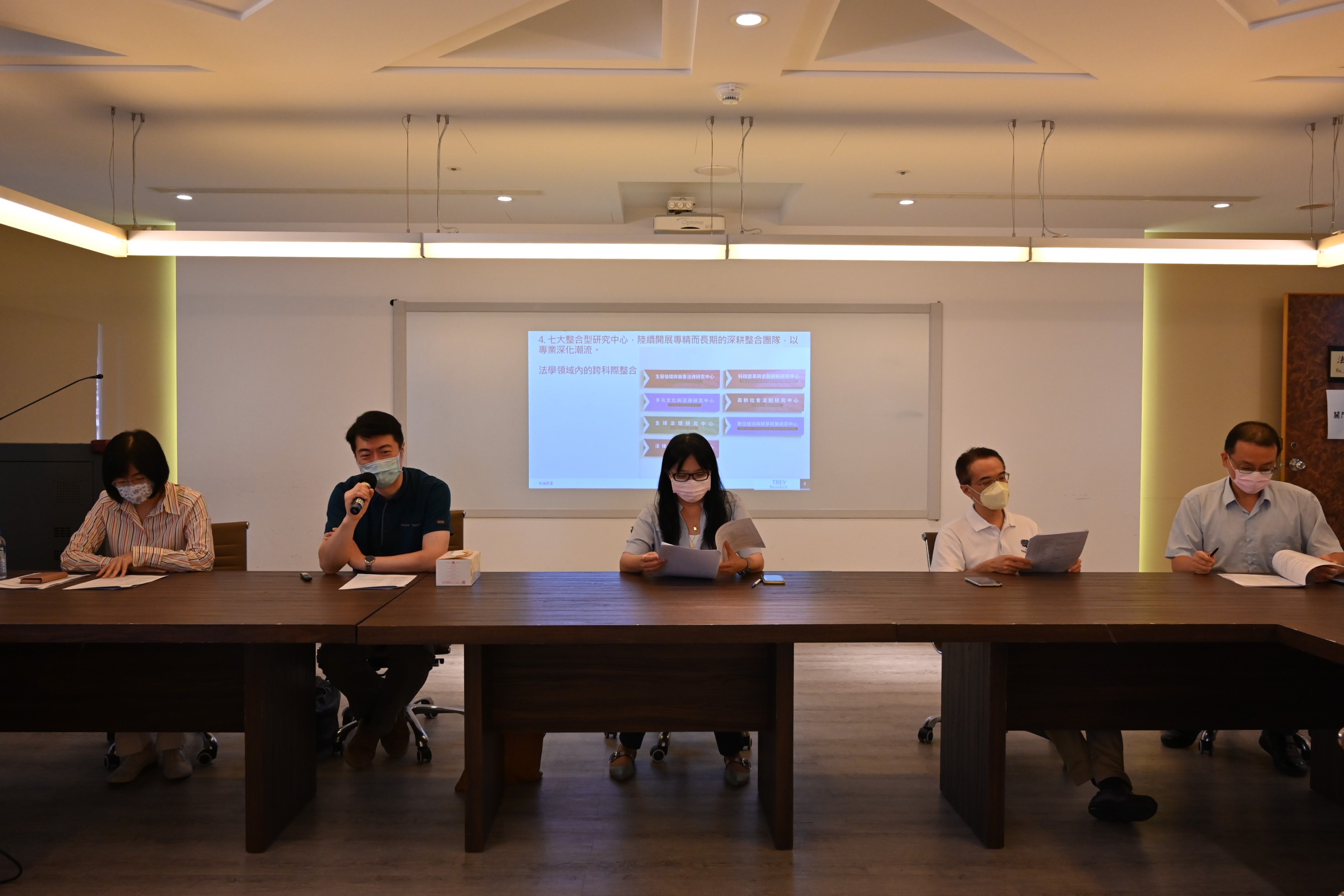 圖三：法學院參與本次說明會老師，左起：顏玉明、劉宏恩、王曉丹、王立達、沈宗倫。（照片來源：法學院）