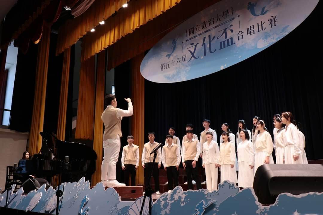 法律系代表隊參賽舞台照。