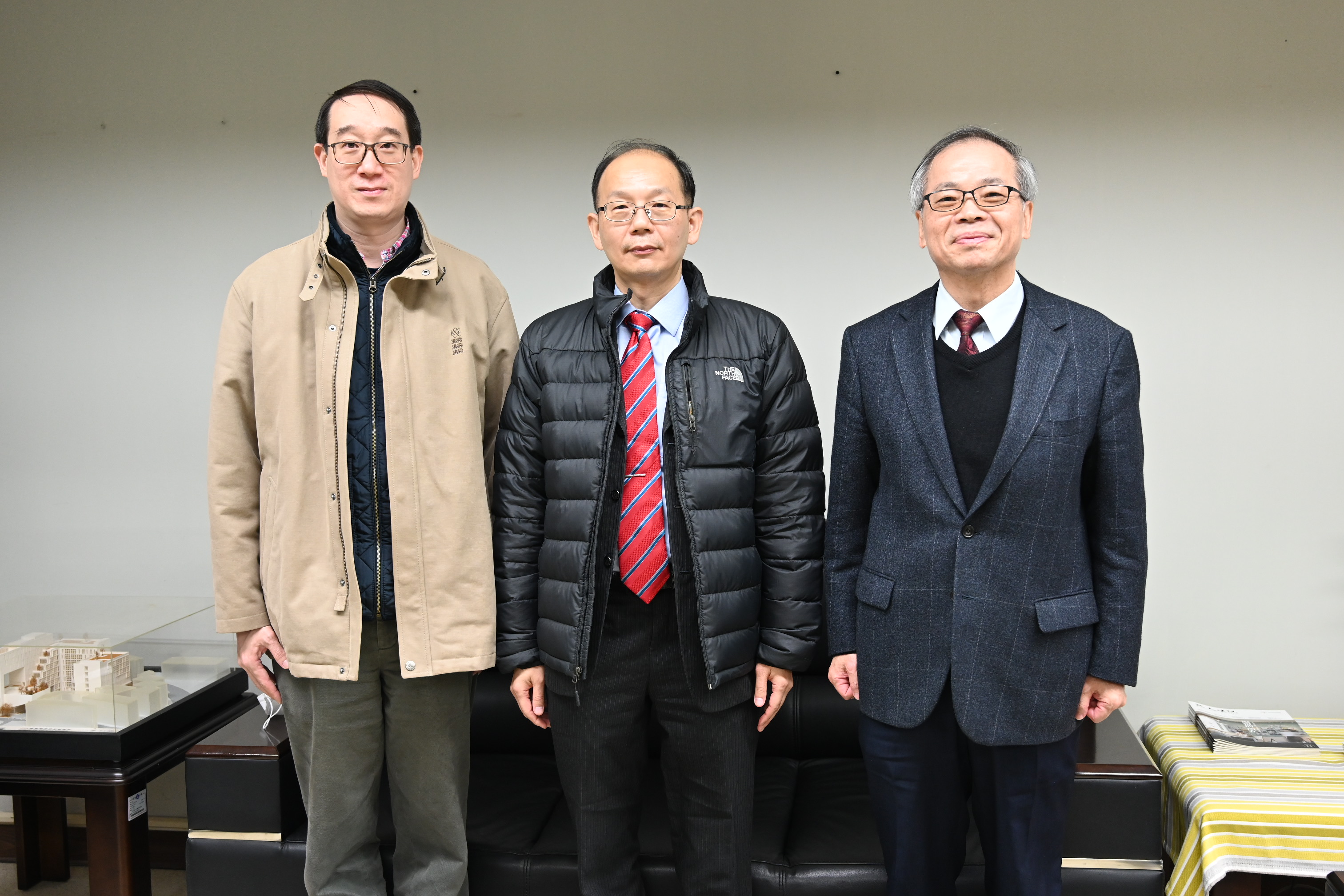 圖一：日本神奈川大學法學部教授松平德仁（中）來訪與法學院許政賢院長（右）、亞洲法中心劉定基中心主任（左）合影