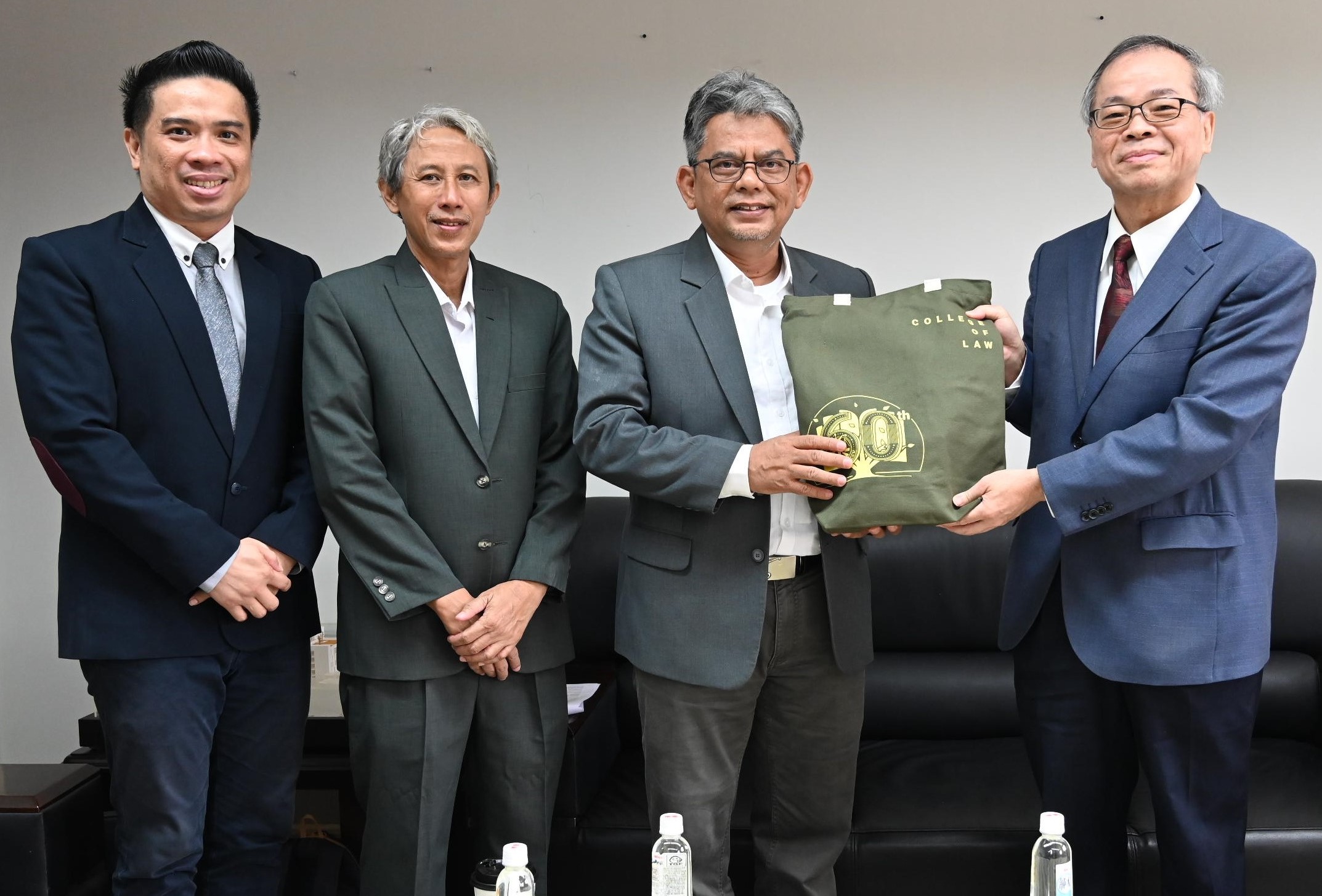 本院許政賢院長（右一）代表法學院致贈紀念品予印尼日惹穆罕默迪亞大學Ivan Satriawan院長（右二）、Bagus Sarnawa教授（左二）與Yordan Gunawan教授（左一）。