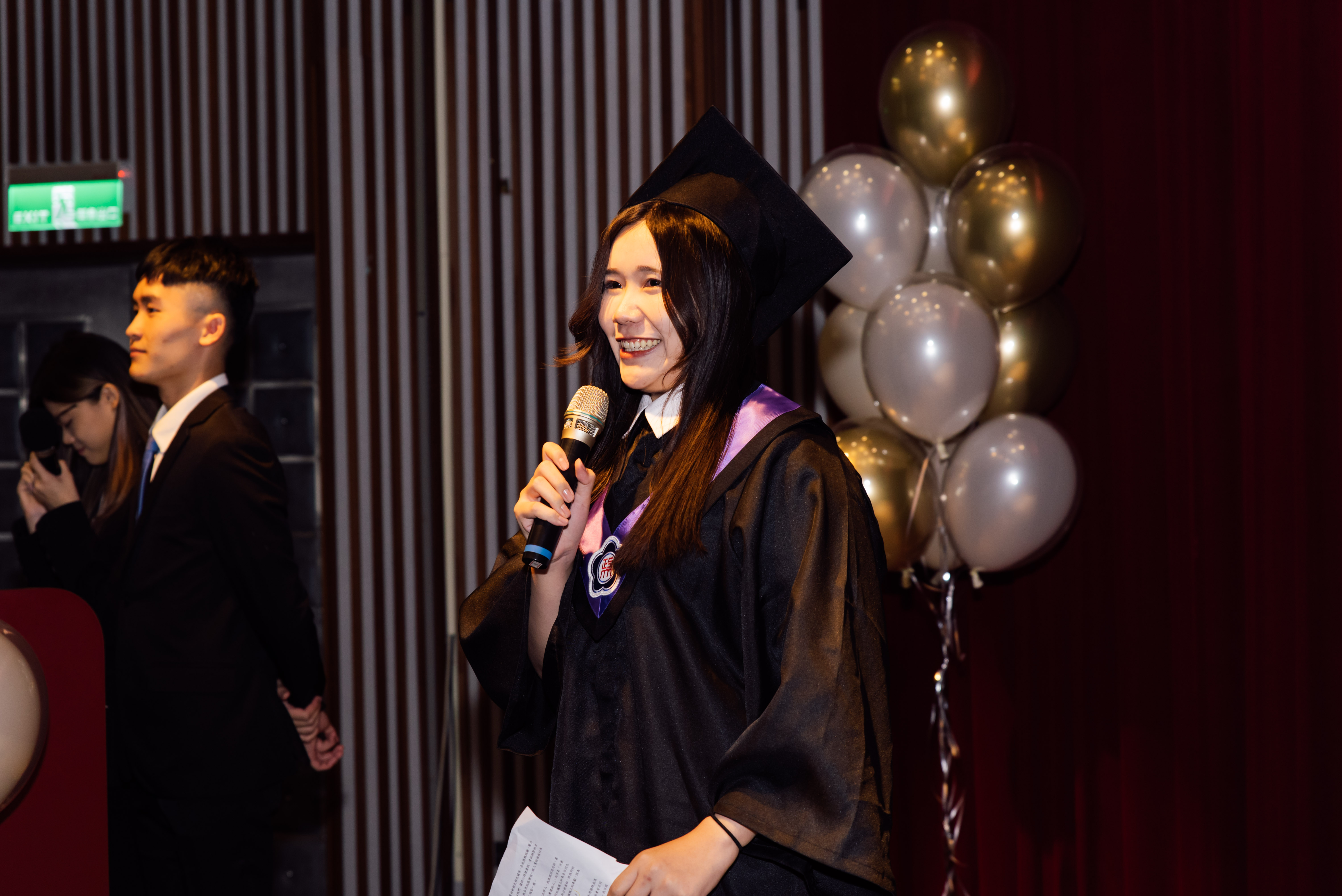第一場畢業生代表王婷譽致詞。