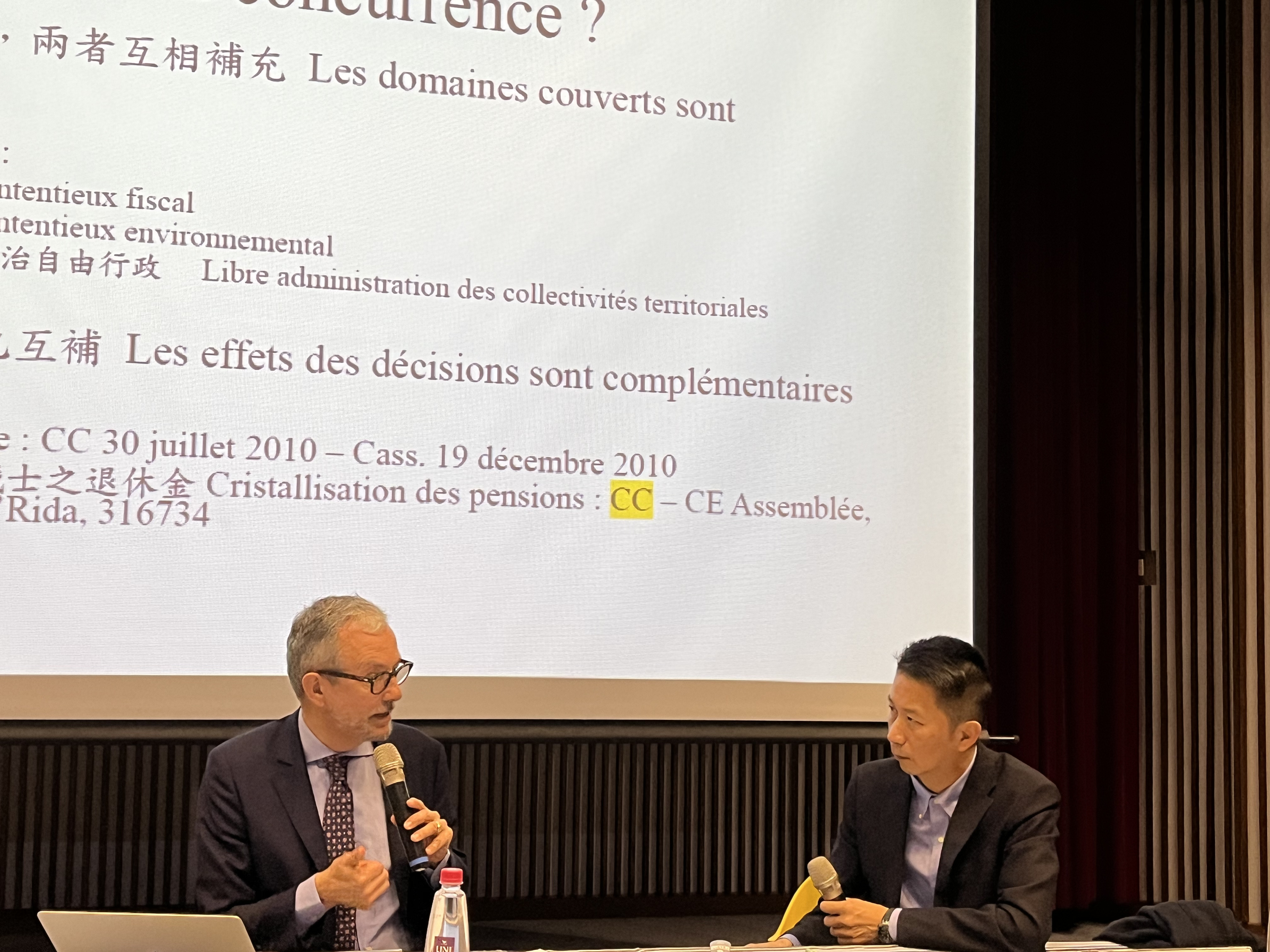 巴黎第一大學法學院博士學院主任David Capitant教授（左）演講，東吳大學法學院李鎨澂講師口譯（右）。