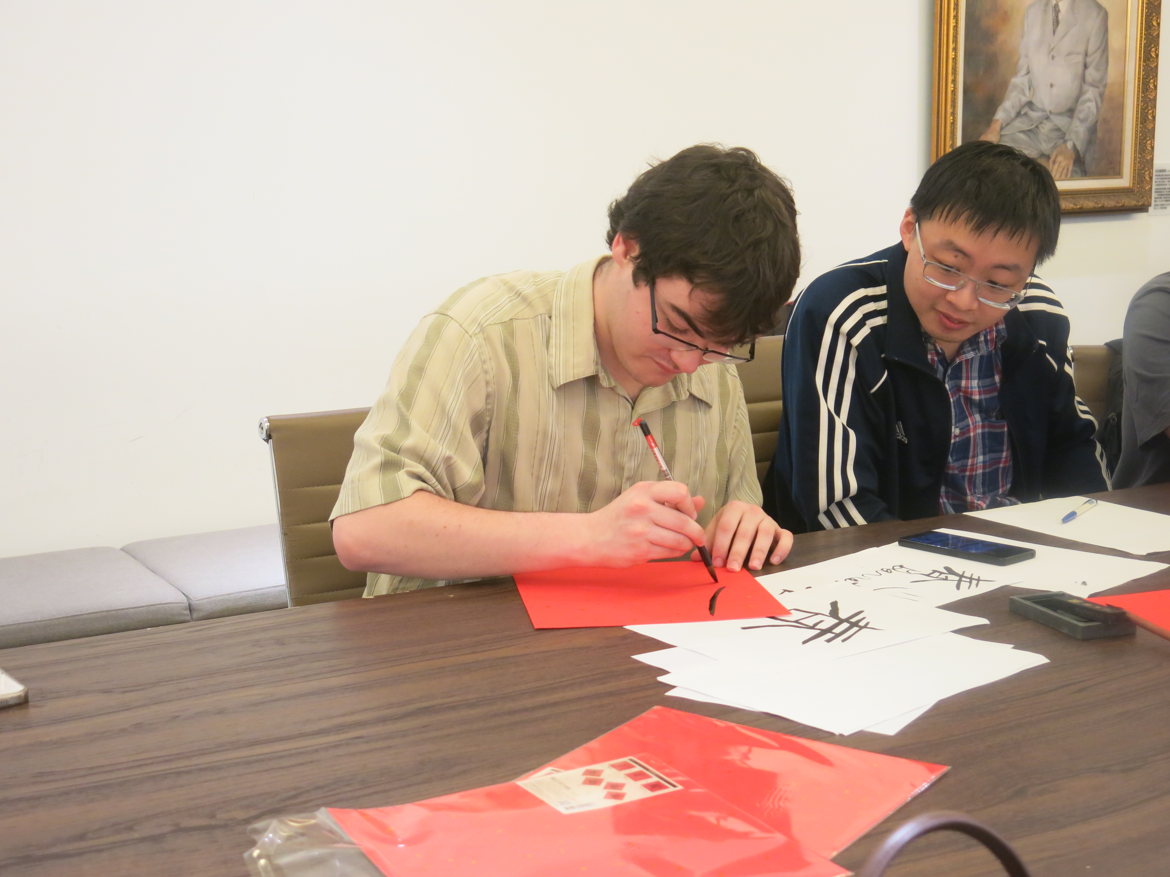 外國交換學生在本院同學協助下初次使用毛筆製作春聯。