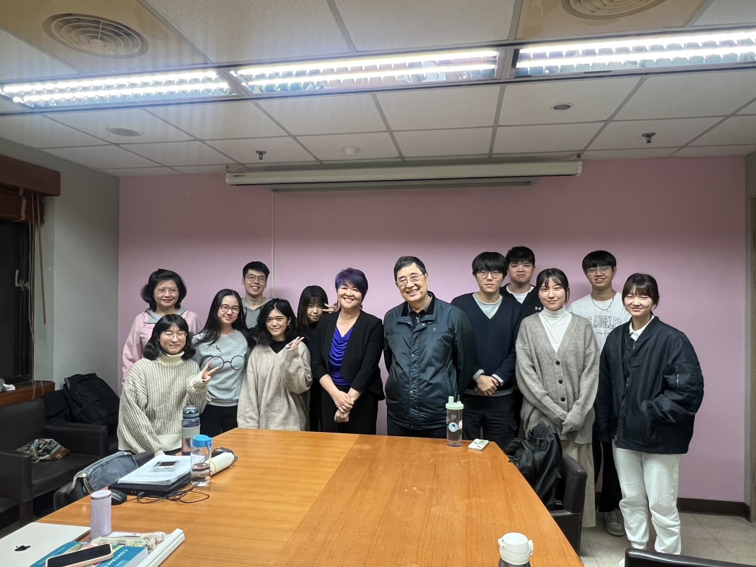 黃士軒老師演講。 黃士軒老師演講。