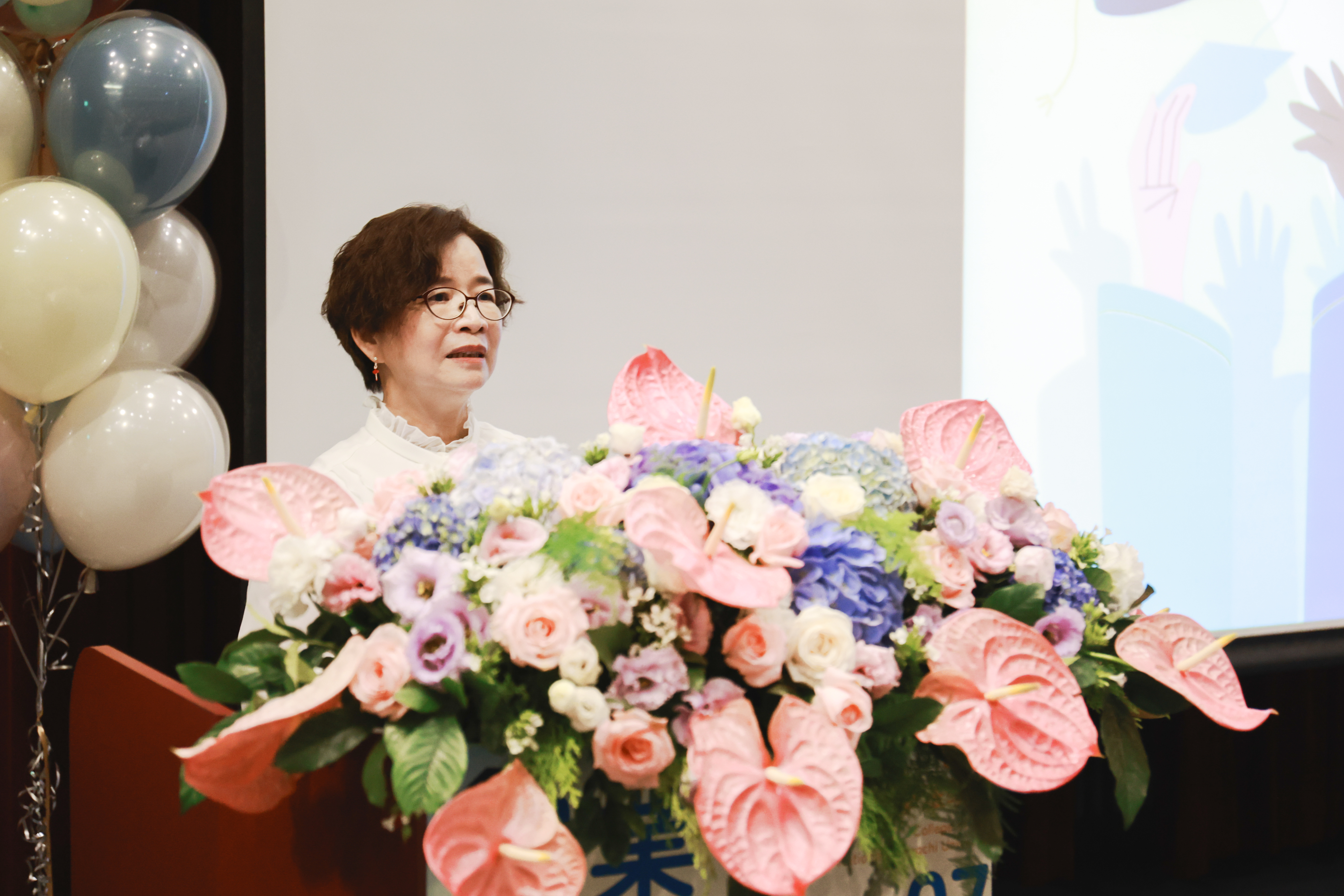貴賓許美麗律師（法律系70級）致詞。