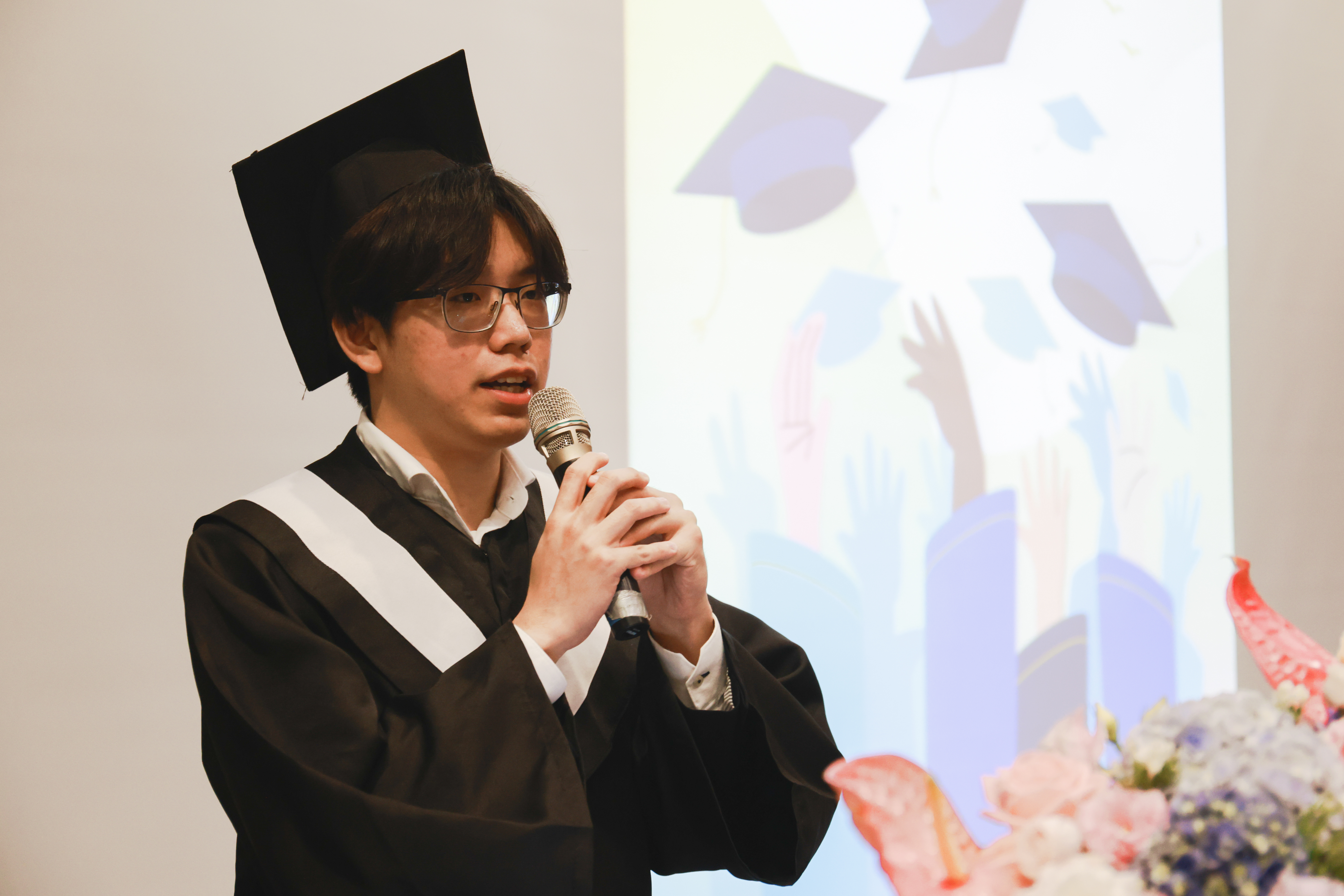 乙班畢業生代表魏承恩致詞。