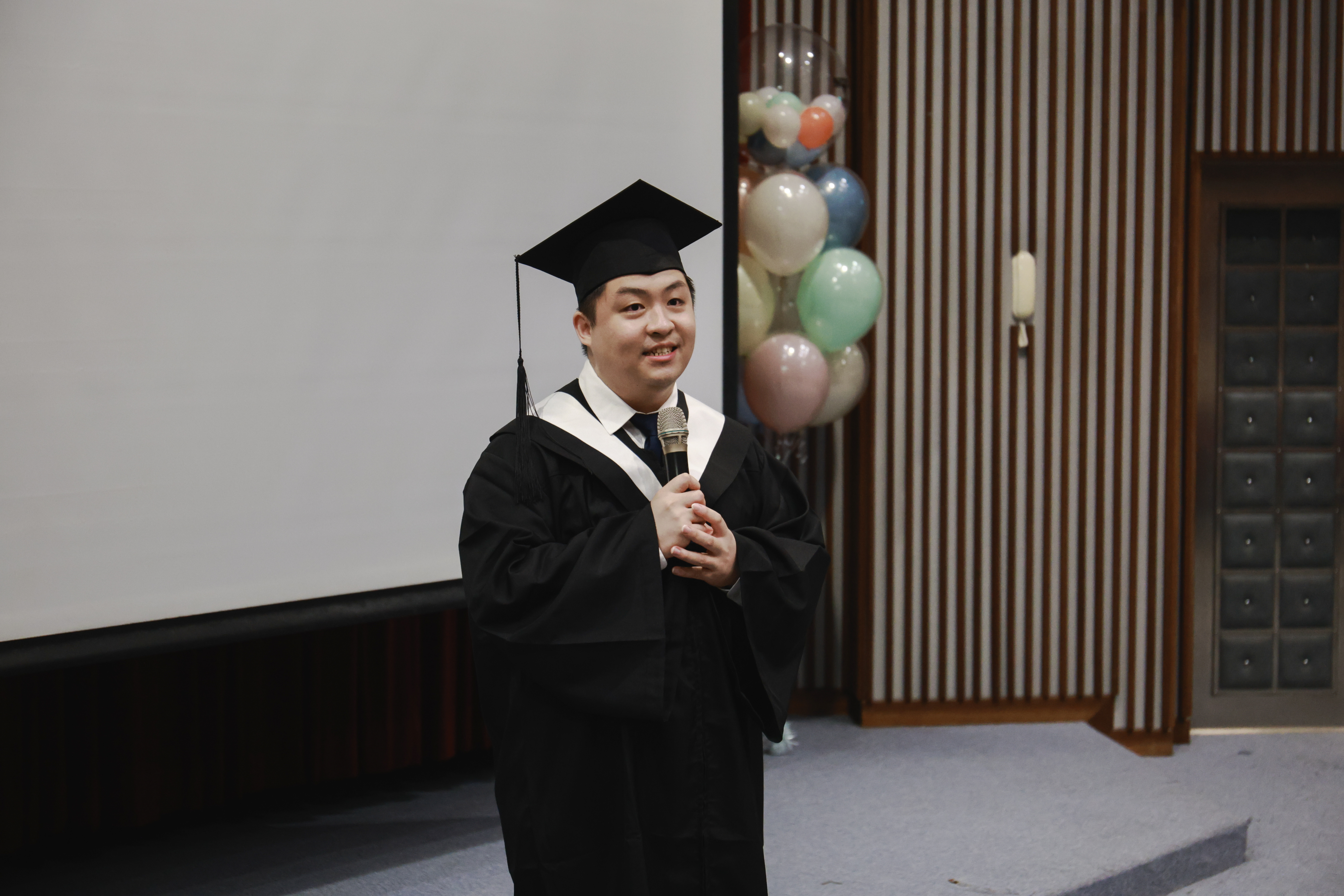 丙班畢業生代表陳祺叡致詞。