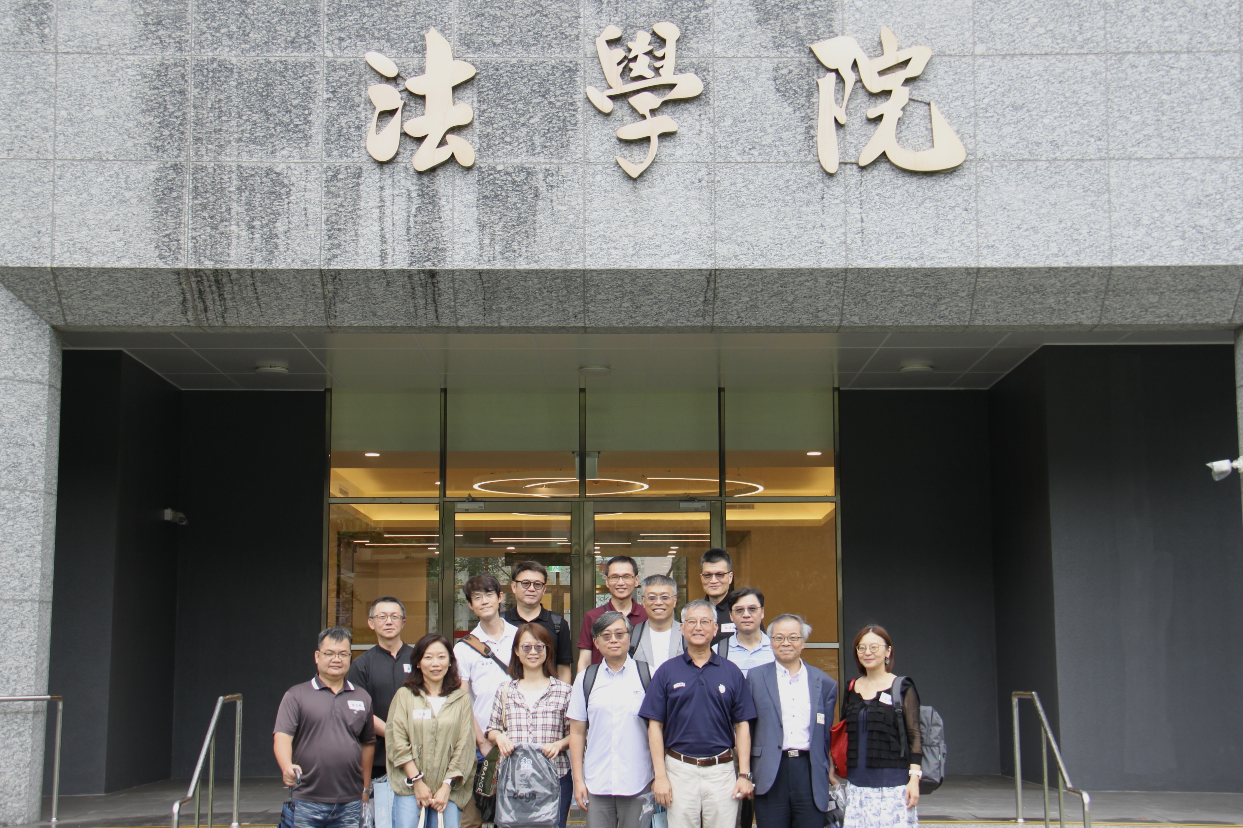畢業校友與許政賢院長(前排右二)和王文杰教授(前排右三)於法學院館正門口合影留念