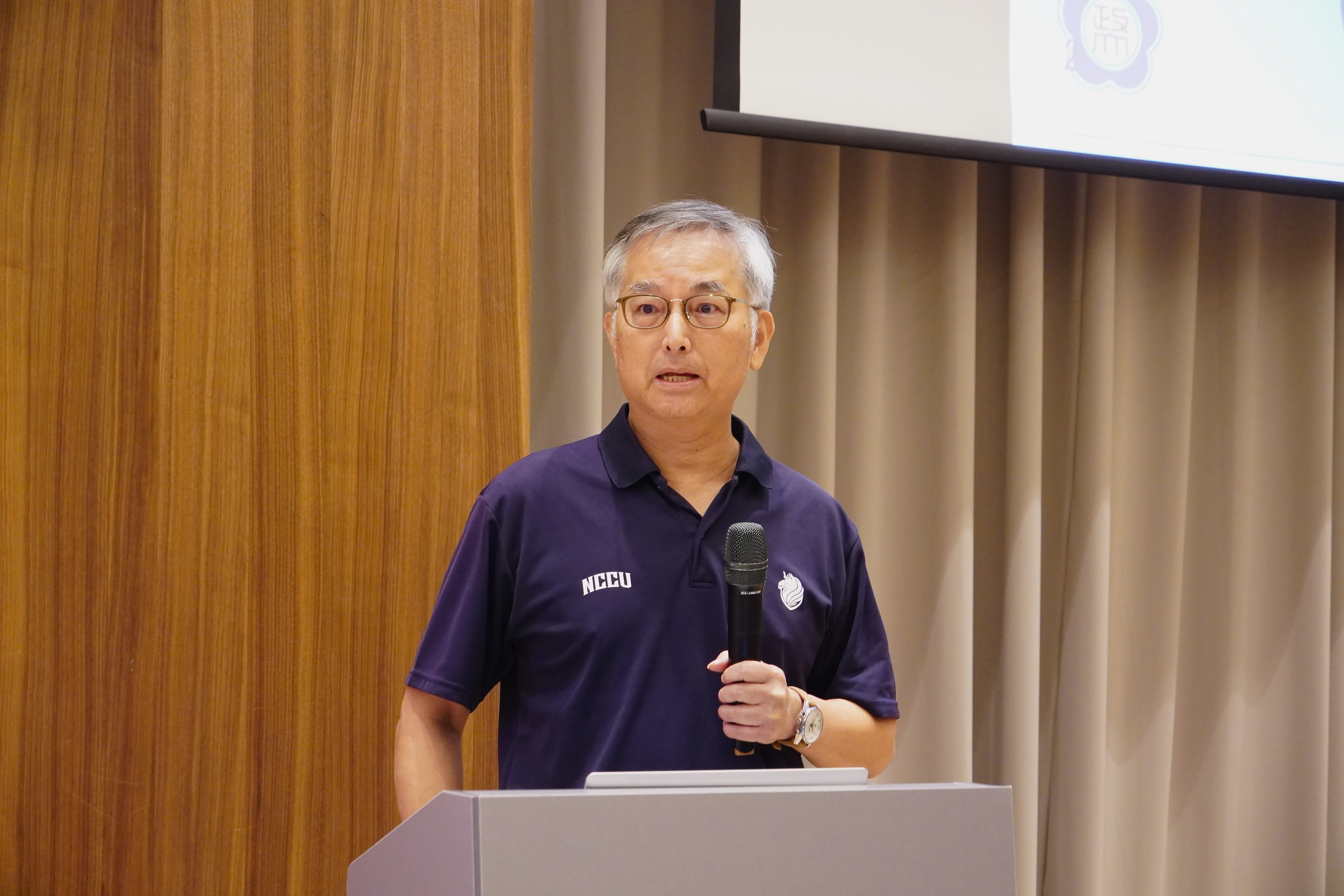 王文杰老師介紹法學院新院館。