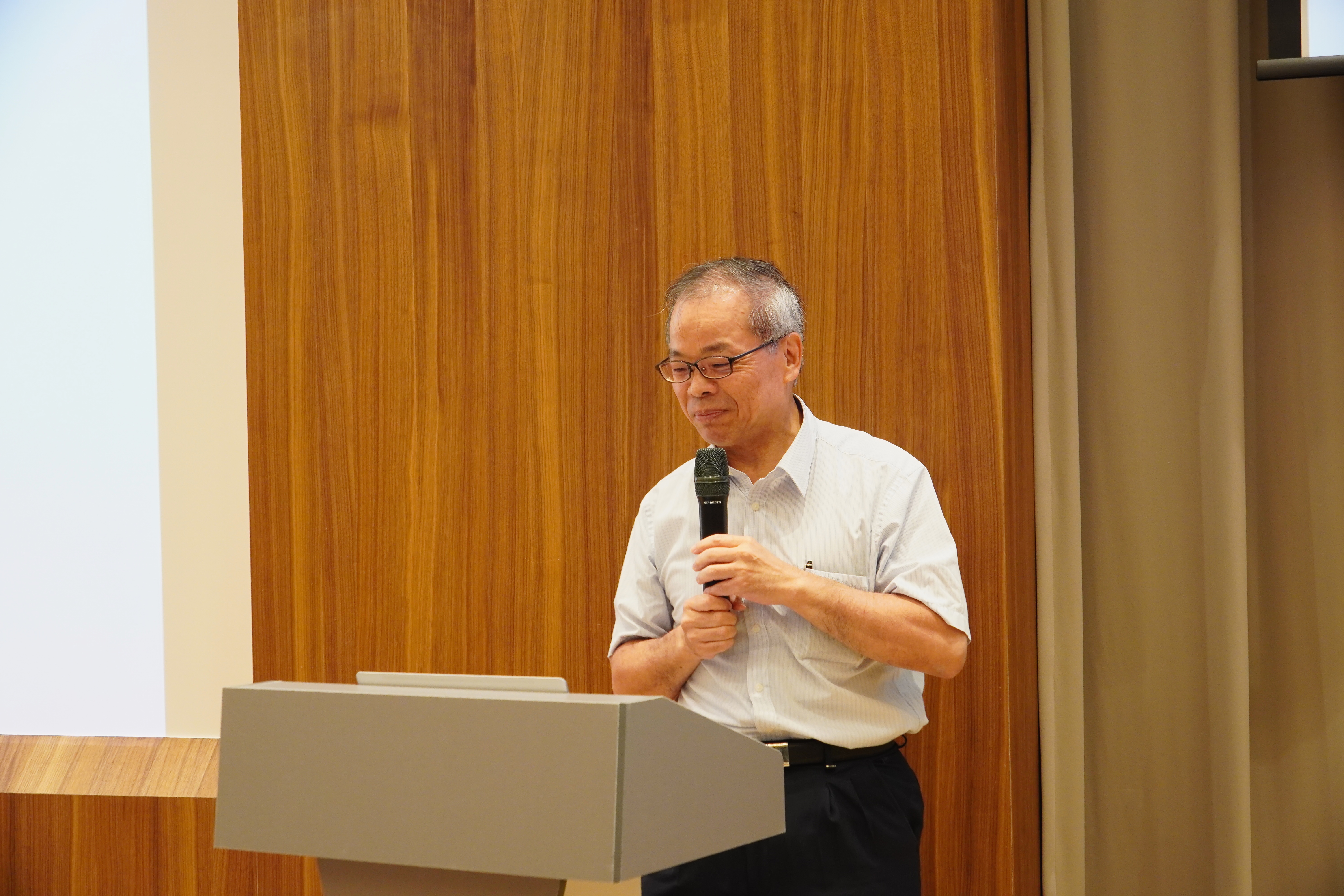 許政賢老師介紹公益服務學程與榮譽導師制度。