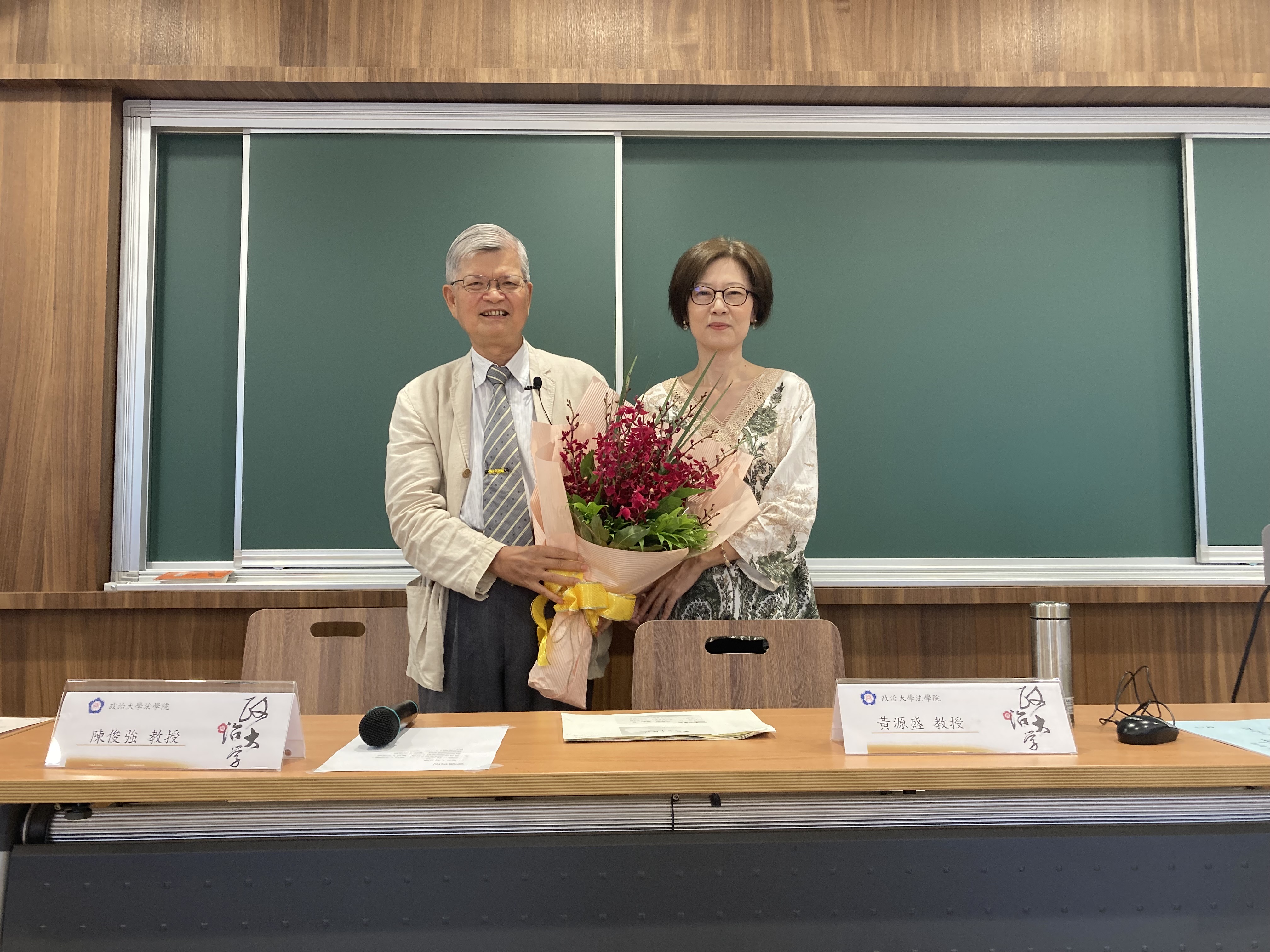 吳瑾瑜院長代表法學院獻花 (元照出版公司提供) 吳瑾瑜院長代表法學院獻花 (元照出版公司提供)