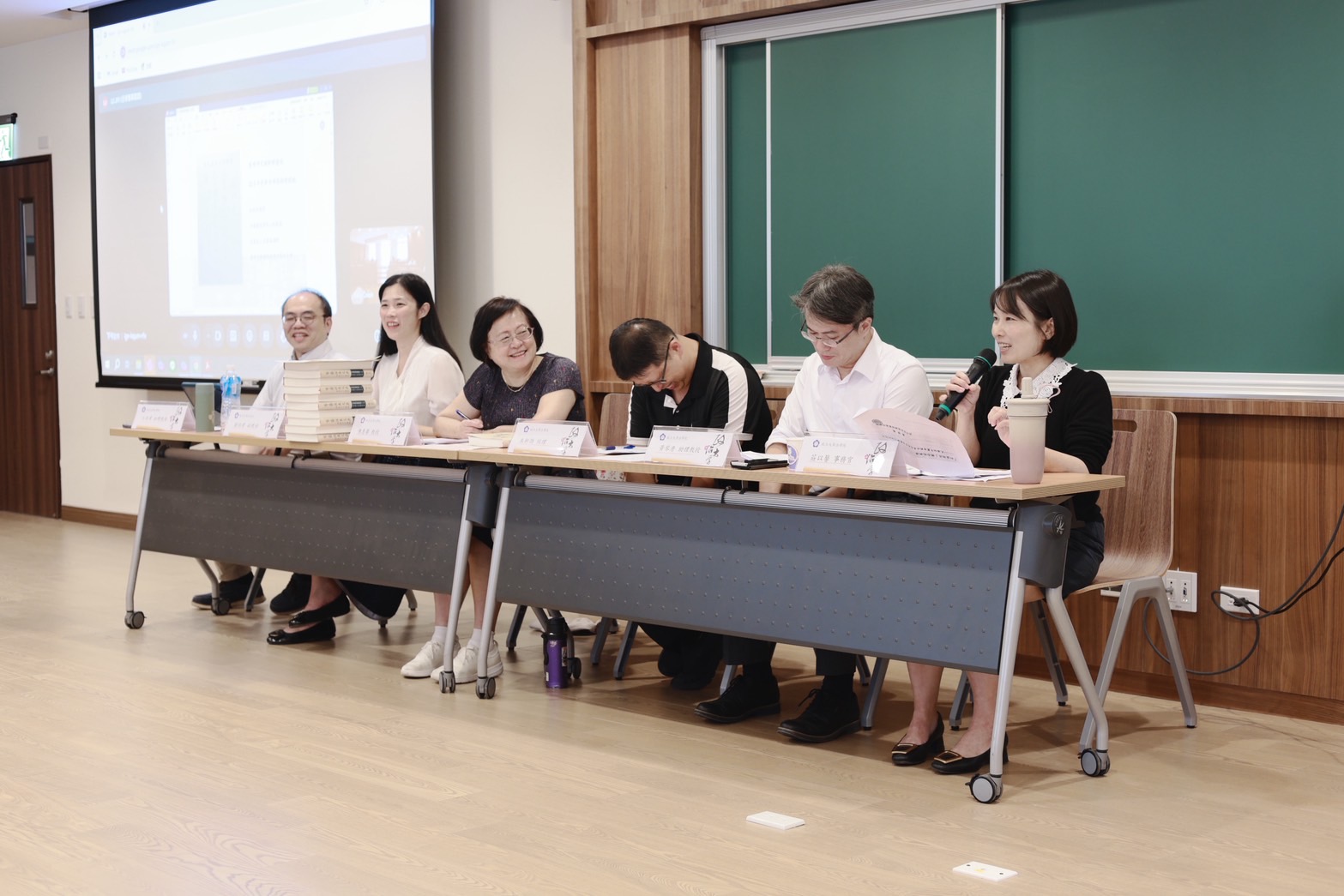 下午場研討會由陳惠馨老師主持