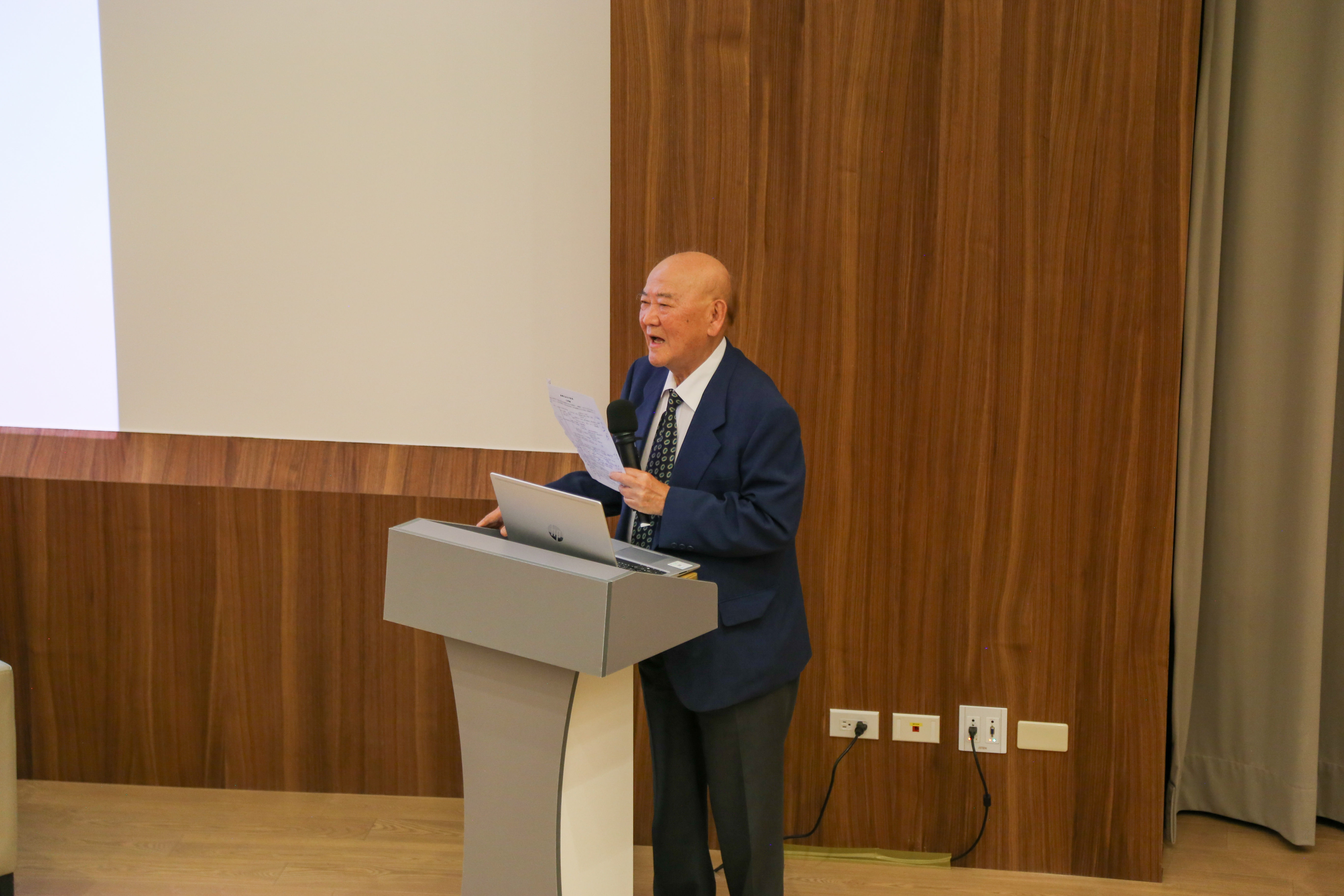 主持人中研院院士王澤鑑教授。