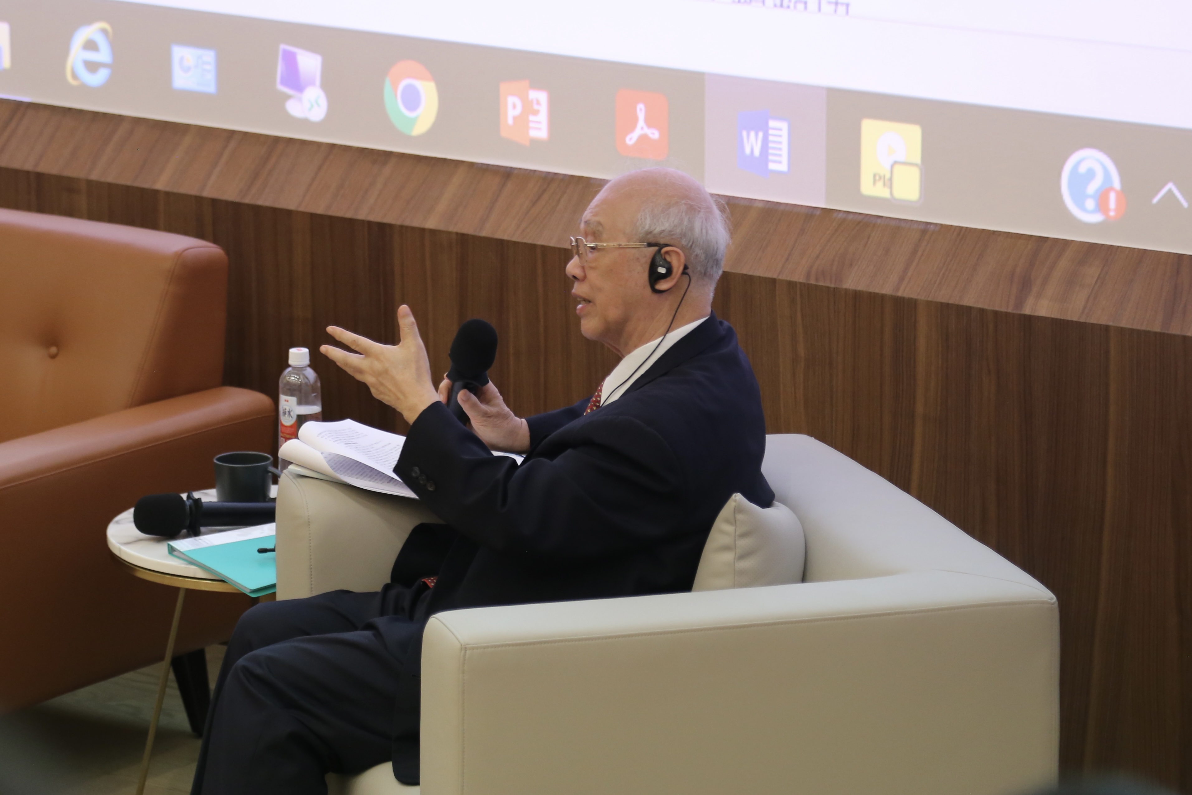 劉春堂教授與談。