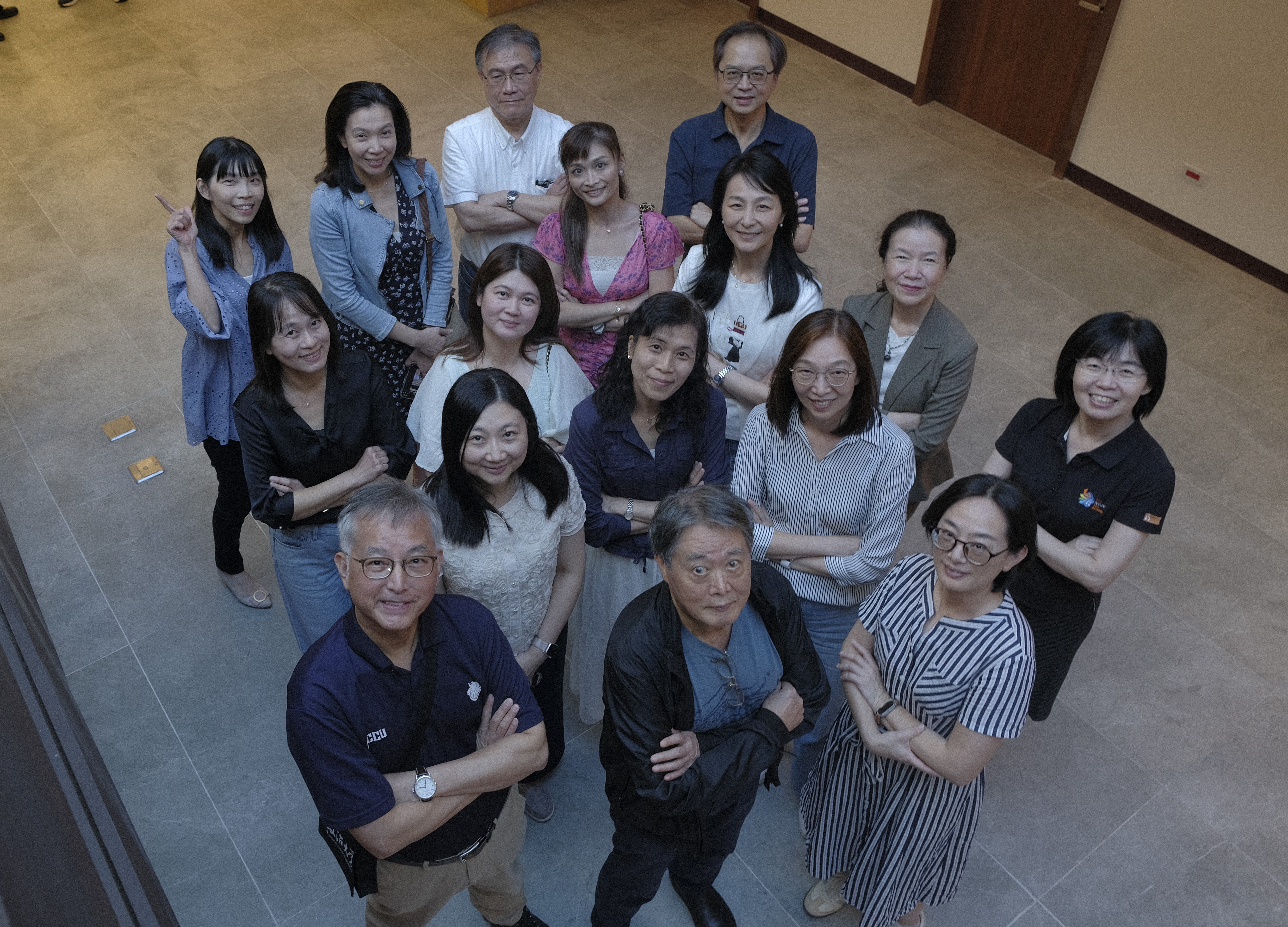 王文杰教授為黃立榮譽教授及返校院友導覽新院館於七樓合影。