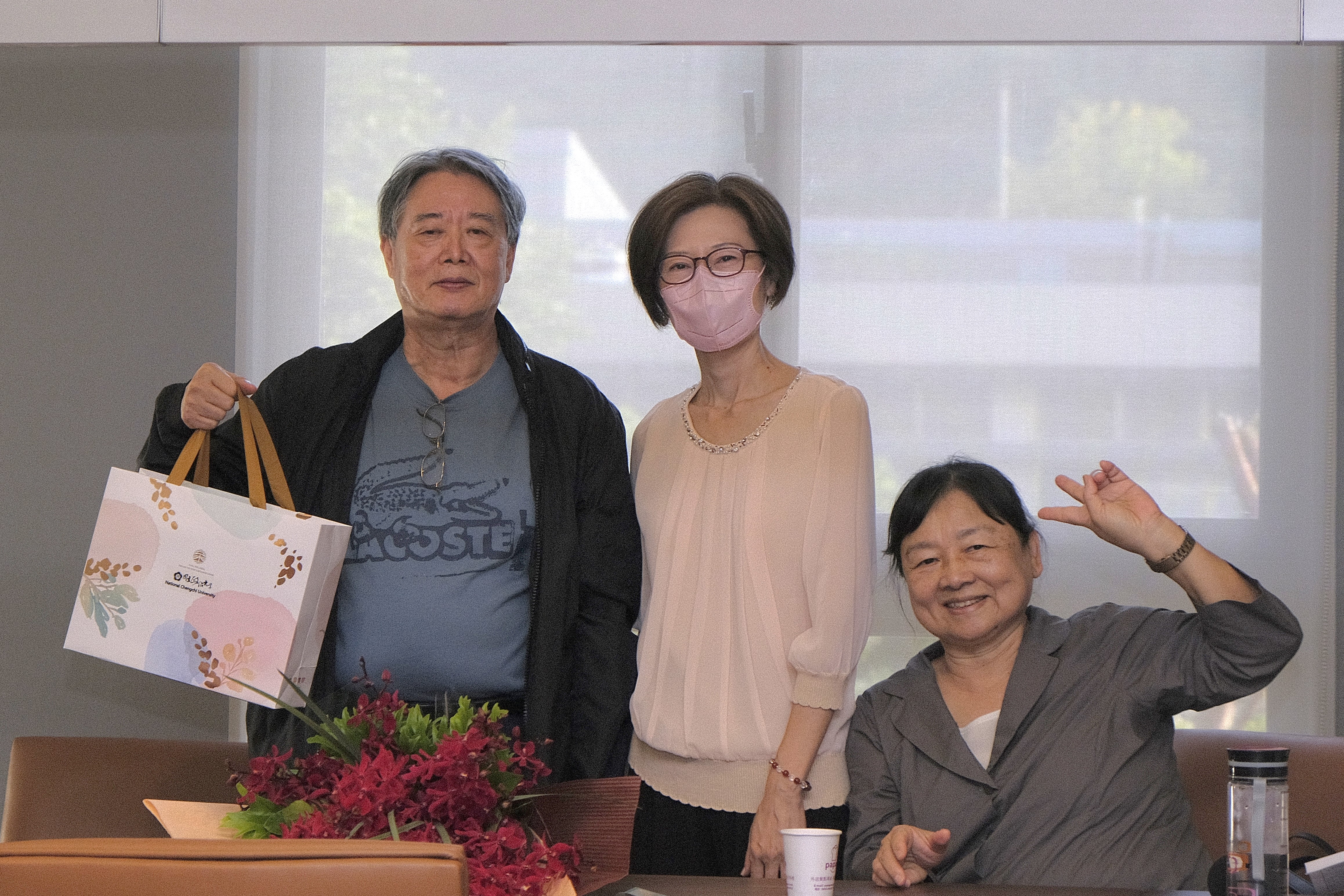 吳瑾瑜院長（中）代表致贈黃立榮譽教授（左）政大禮品，與楊淑文教授（右）合影。