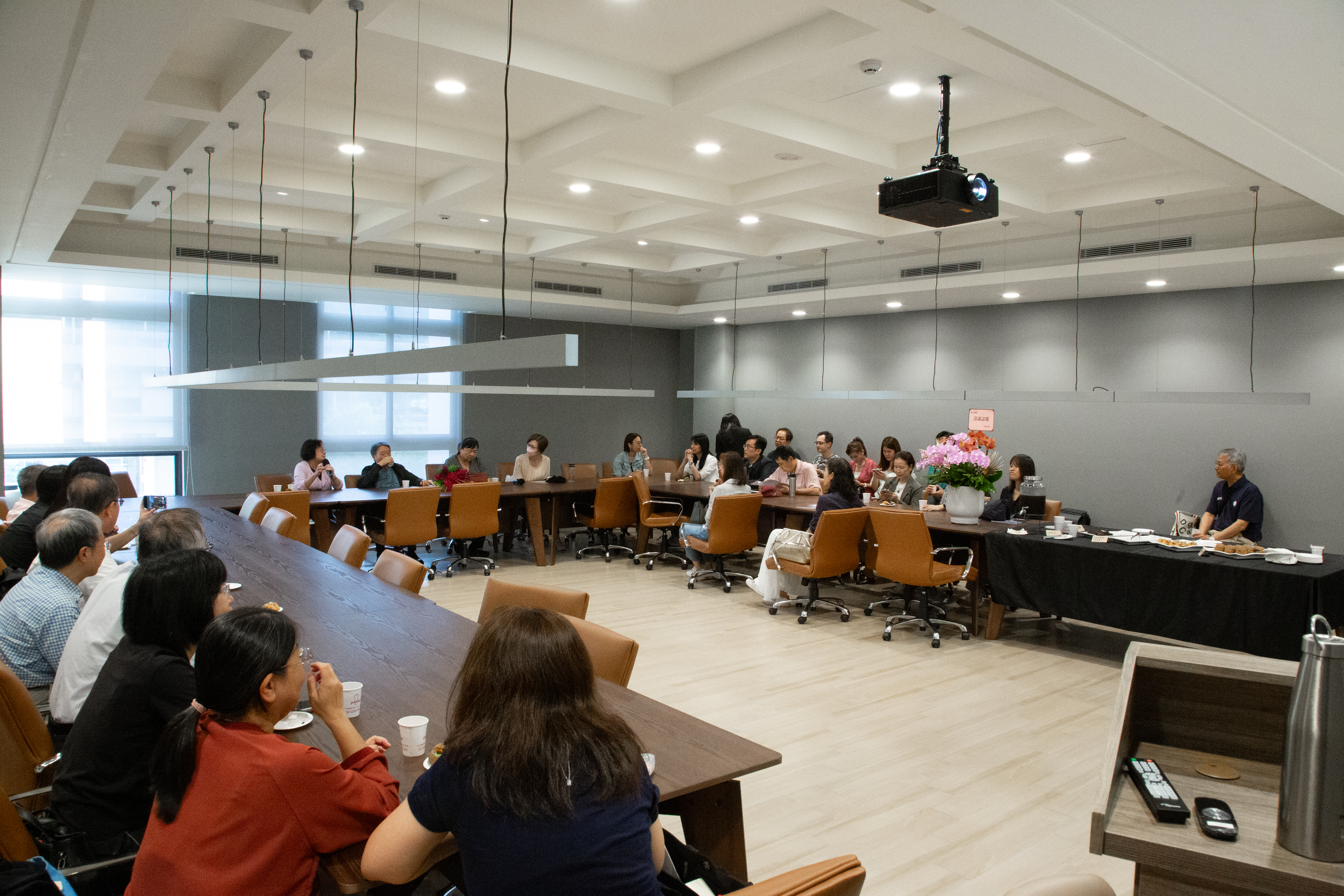 多位本院教師及院友共襄盛舉本次祝壽茶會。