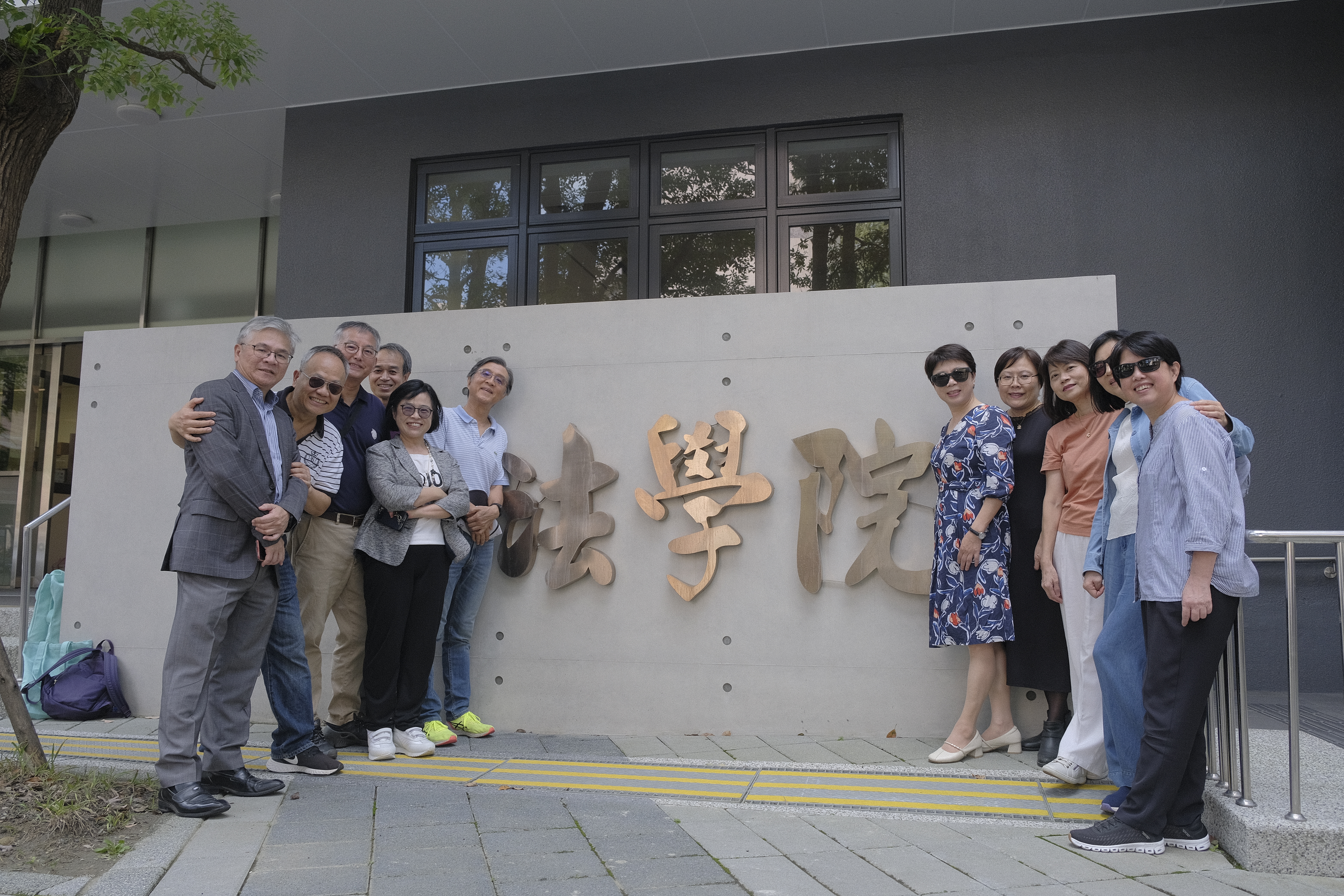 返校院友於法學院新院館前合影。