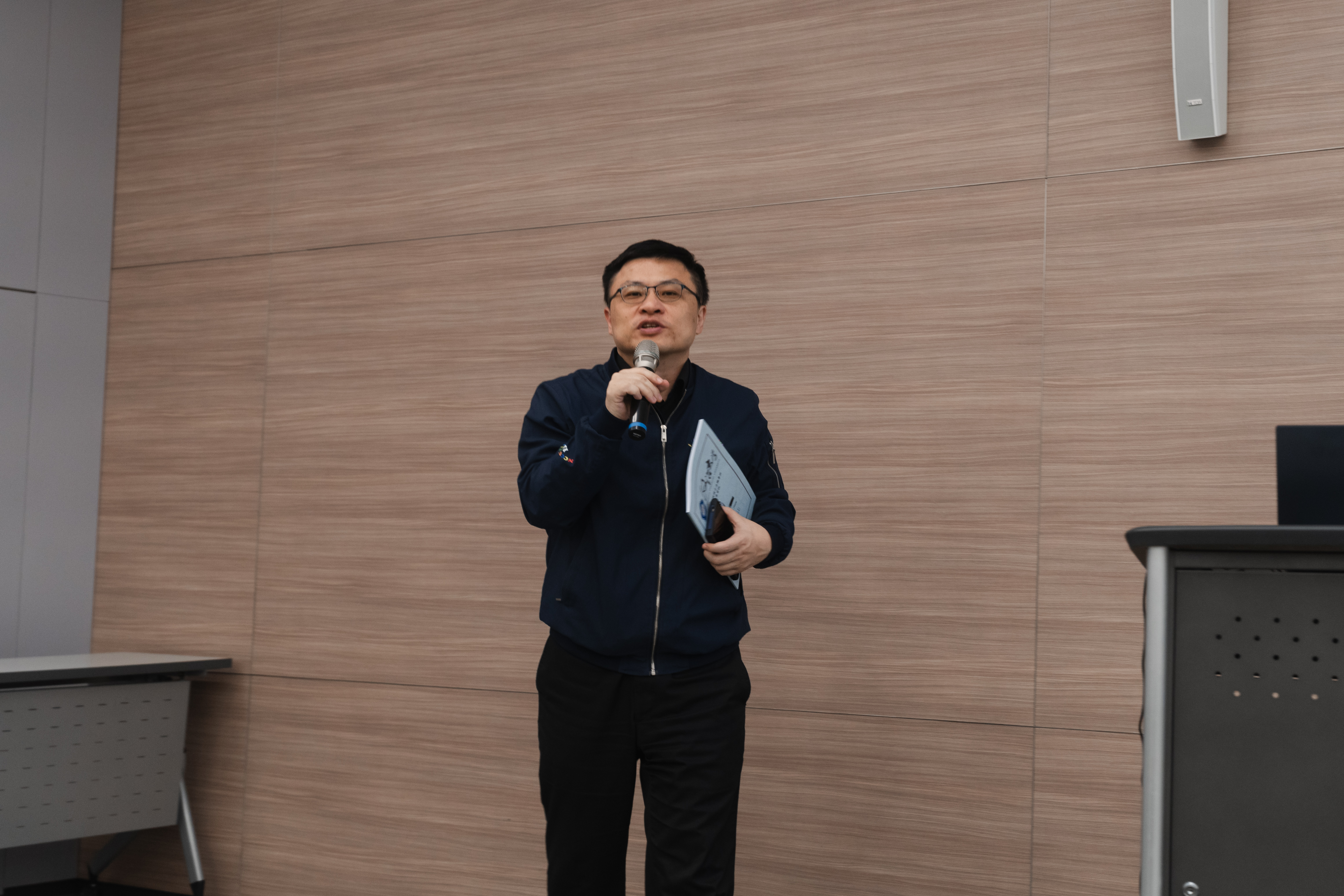 張麟軍會長介紹學友會。