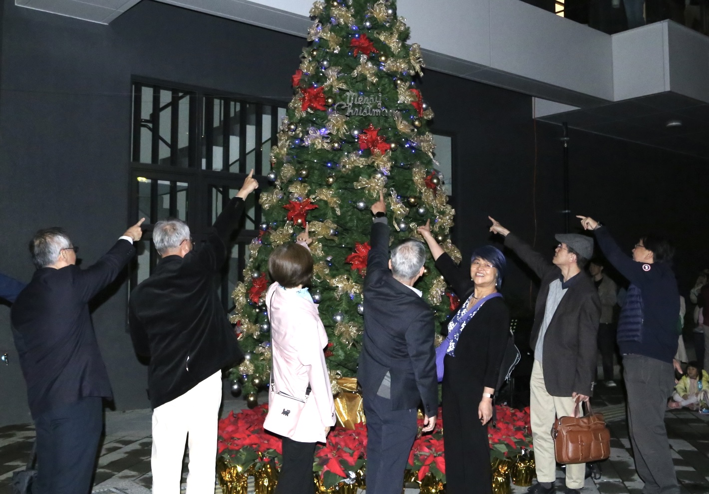 儀式嘉賓與在場來賓一起進行點燈倒數。