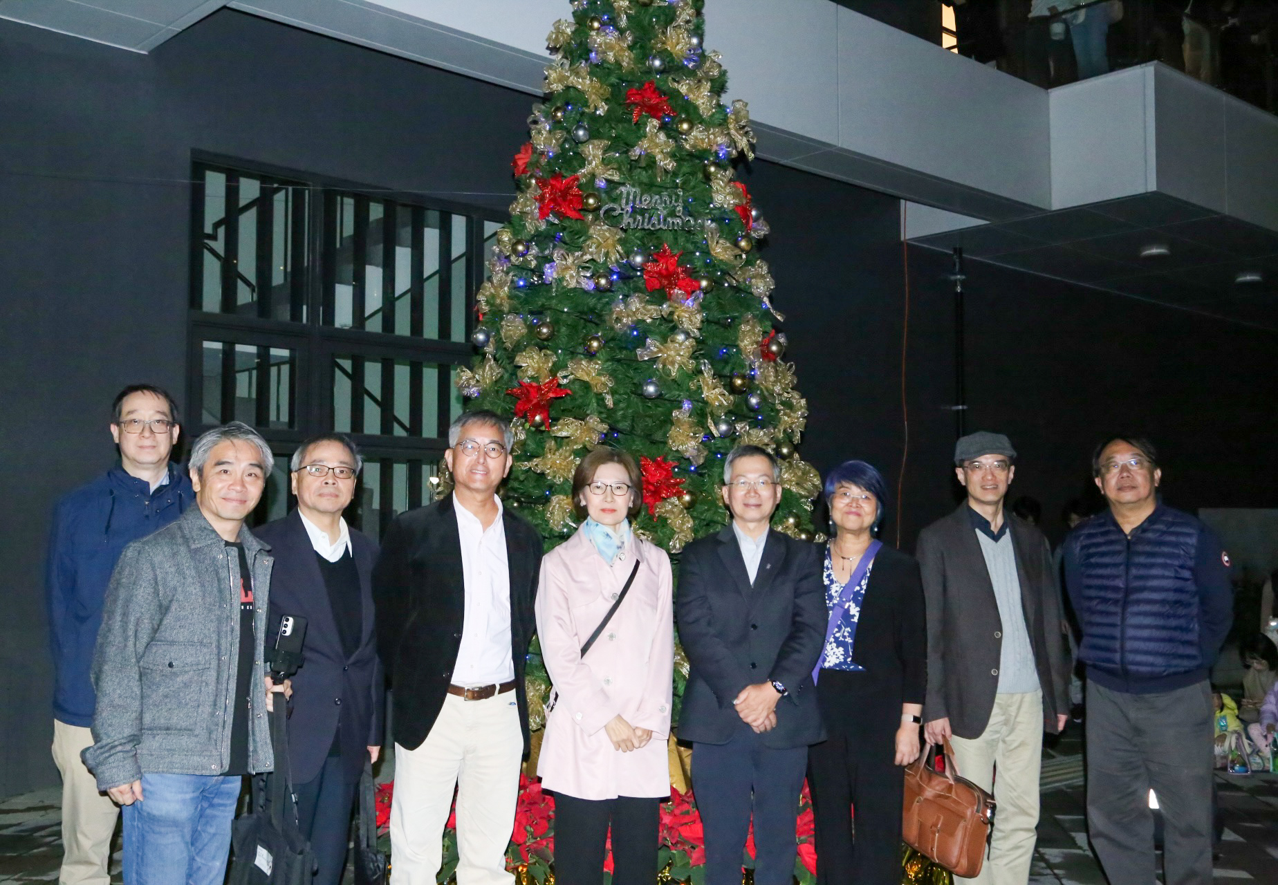 點燈儀式嘉賓合影，左起本院劉定基代理副院長、廖元豪副教授、許政賢前院長、指南法學文教基金會王文杰董事長、吳瑾瑜院長、李蔡彥校長、前牛津大學法學院長陳明渝教授、王立達教授、圖書館廖文宏館長