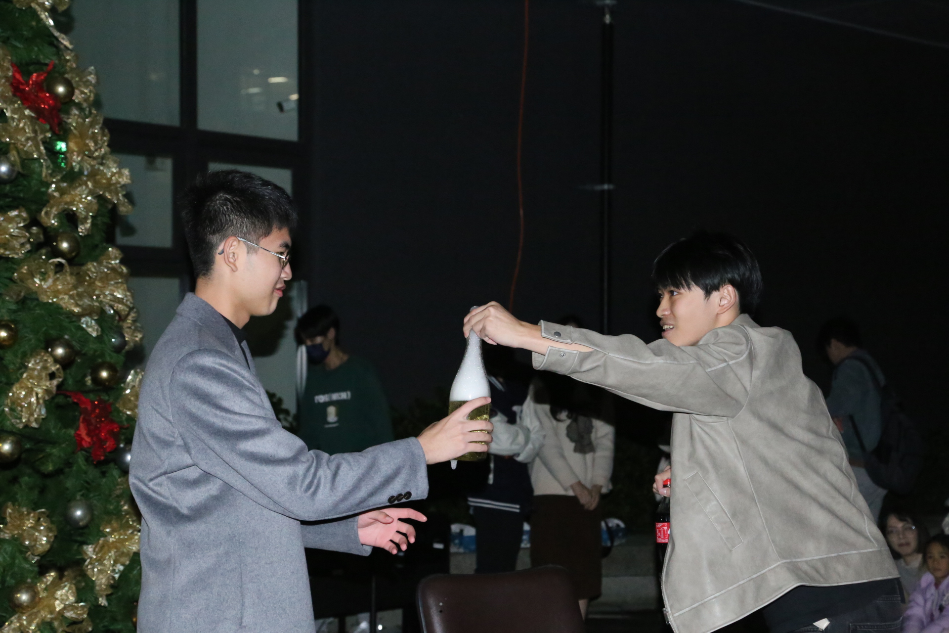 法律三洪秉宇同學表演魔術。