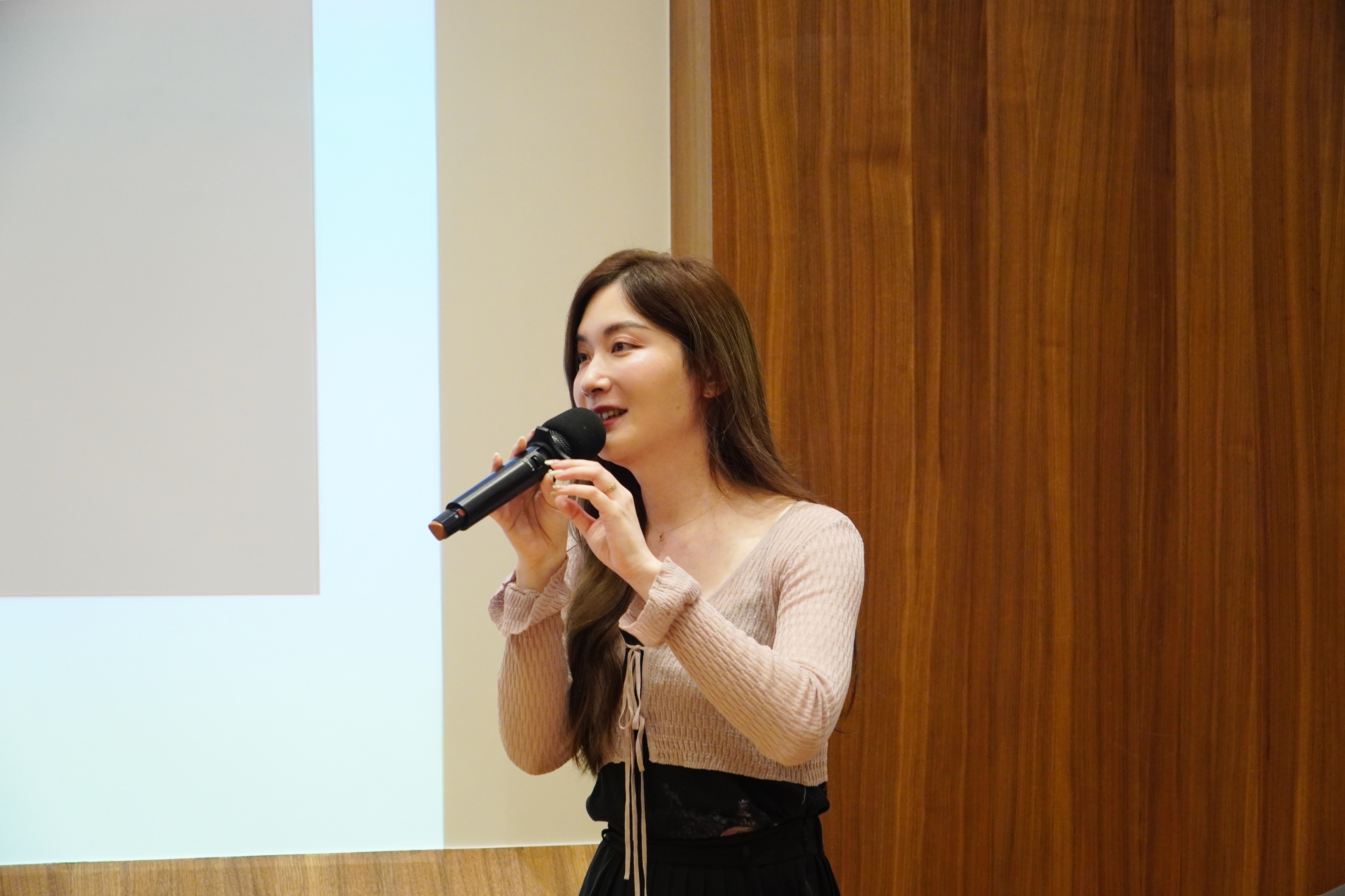 樂樂律師於演講中分享其跨性別歷程與法律實務經驗。 樂樂律師於演講中分享其跨性別歷程與法律實務經驗。