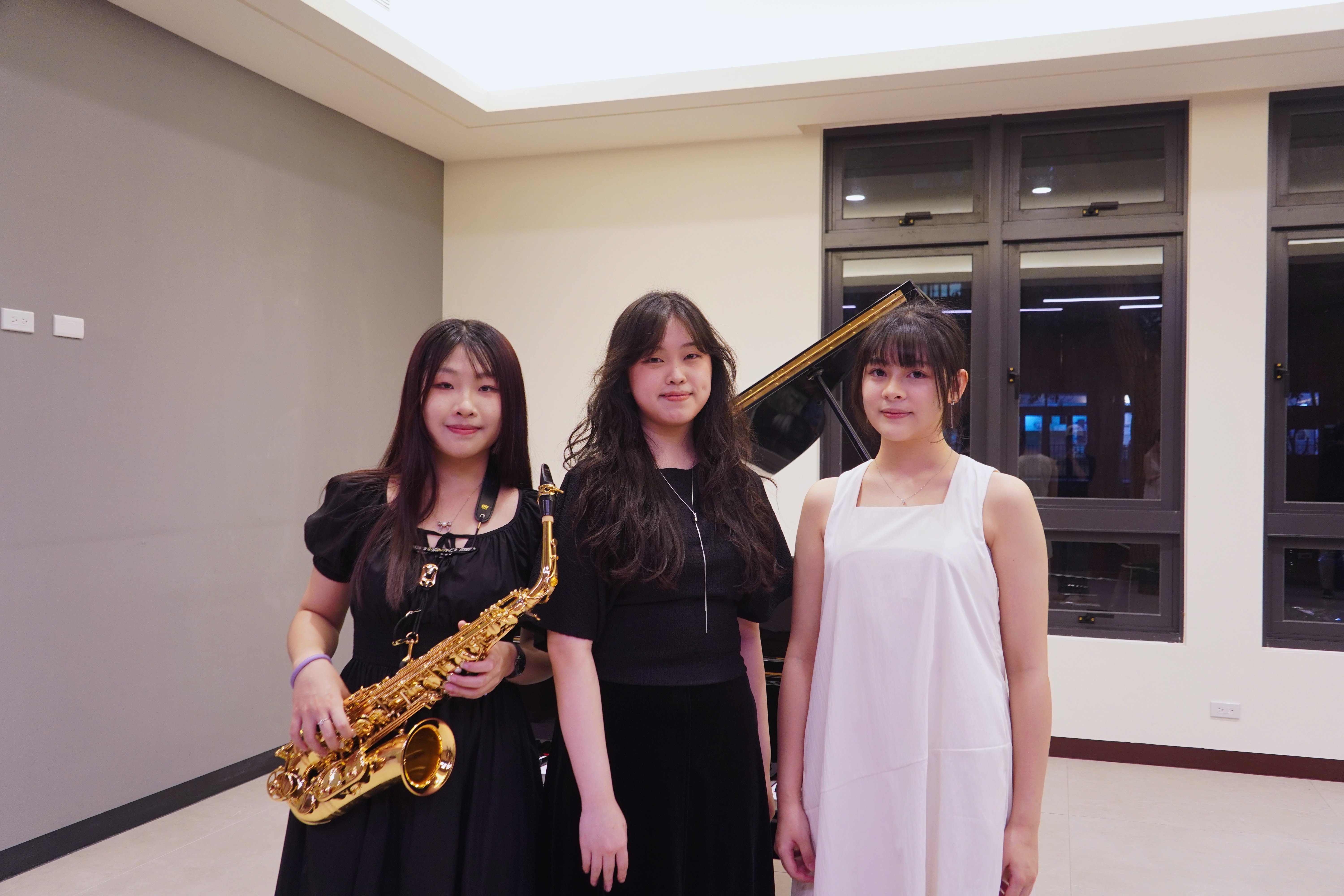 三位演奏同學合影,左起日文系顏悅容、本系洪筠媗、蘇莃宸同學。 三位演奏同學合影,左起日文系顏悅容、本系洪筠媗、蘇莃宸同學。