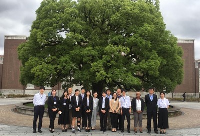 政治大學與京都大學師生在百周年時計台紀念館前合影（照片來源：政治大學公法乙組）